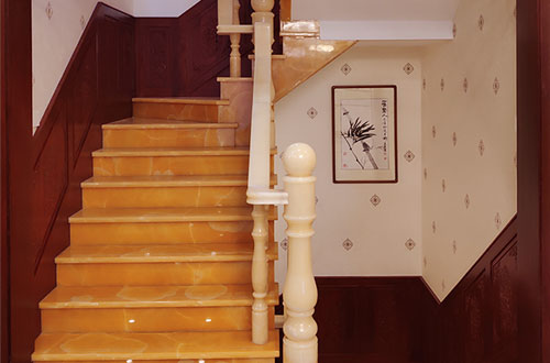 青县中式别墅室内汉白玉石楼梯的定制安装装饰效果
