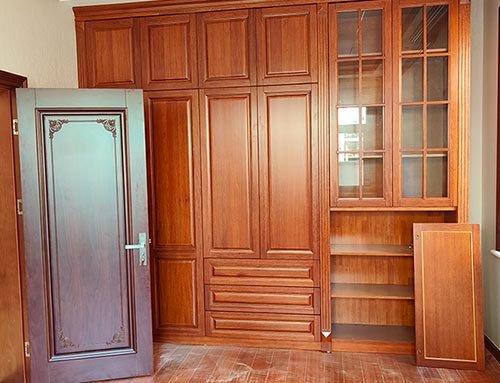 青县中式家庭装修里定制的实木衣柜效果图